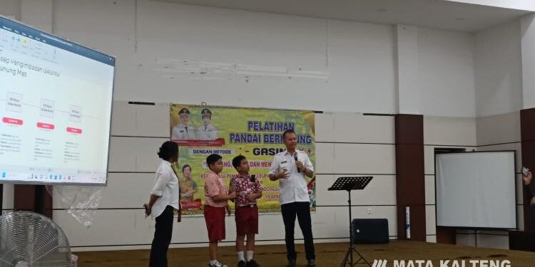 FOTO : DISKOMINFO SANTIK/MATA KALTENG - Bupati Gumas Jaya Samaya Monong bersama peserta didik SD saat berhitung dengan menggunakan metode gasing, di Gedung Christian Center Kuala Kurun, Rabu 10 Mei 2023 malam.