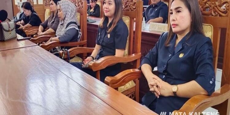 FOTO : ELVI ESIE/MATA KALTENG - Anggota DPRD Kabupaten Gumas Elvi Esie (ujung kanan) saat menghadiri rapat paripurna DPRD setempat, belum lama ini.