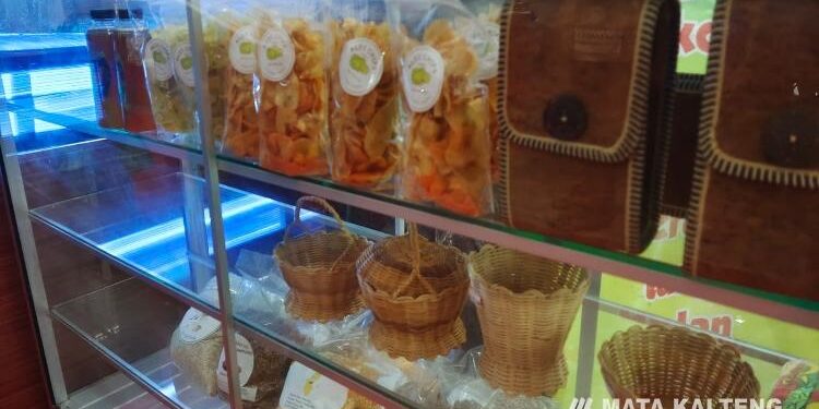 FOTO : DISKOMINFO SANTIK/MATA KALTENG - Berbagai hasil kerajinan para pelaku UMKM yang dipamerkan di stand Kabupaten Gumas pada gelaran Kalteng Expo 2023, Kamis 18 Mei 2023.