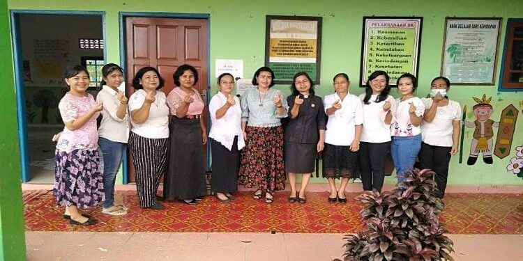 FOTO : RAYANIATIE DJANGKAN/MATA KALTENG - Anggota DPRD Kabupaten Gumas Rayaniatie Djangkan (tengah) ketika berfoto bersama dengan para guru, belum lama ini.