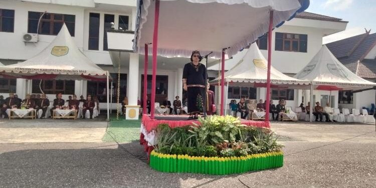 FOTO: SID/MATA KALTENG - Wakil Bupati Gumas, Efrensia LP Umbing menjadi inspektur upacara pada peringatan Hari Jadi Provinsi Kalteng ke 66 tahun 2023, di halaman kantor bupati setempat, Selasa 23 Mei 2023.