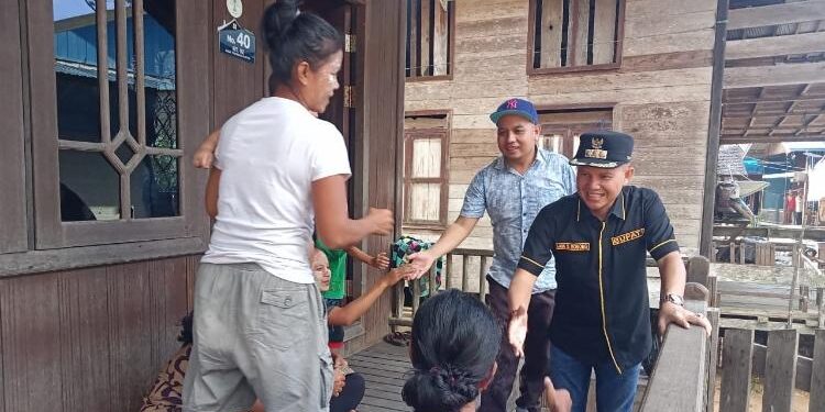 FOTO: EVANDI/MATA KALTENG - Anggota DPRD Kabupaten Evandi bersama Bupati Jaya S Monong menyapa warga Desa Tumbang Ponyoi, pekan lalu.