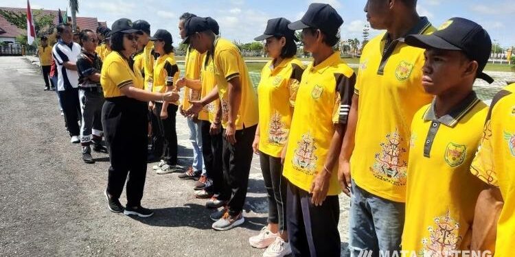 FOTO : SID/MATA KALTENG - Wakil Bupati Gumas, Efrensia LP Umbing bersama Asisten III Letus Guntur, dan Kepala Dinas Kebudayaan dan Pariwisata Hansli Gonak, bersalaman dengan peserta kontingen FBIM tahun 2023, Jumat, 19 Mei 2023.