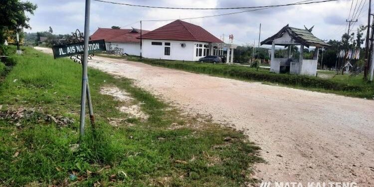 FOTO : SID/MATA KALTENG - Kondisi Jalan AIS Nasution Kota Kuala Kurun yang mengalami kerusakan, Rabu, 31 Mei 2023.