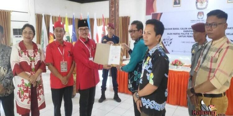 FOTO: CO/MATAKALTENG - Ketua DPC PDI-Perjuangan Barsel, Farid Yusran, pada saat menyerahkan berkas pendaftaran bacaleg.