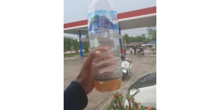 FOTO: IST/MATA KALTENG - Hasil tangkap layar yang memperlihatkan BBM yang tercampur air di salah satu SPBU di Kota Sampit. 