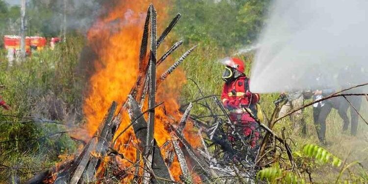 FOTO: CO/MATAKALTENG - Peragaan simulasi penanganan Karhutla.