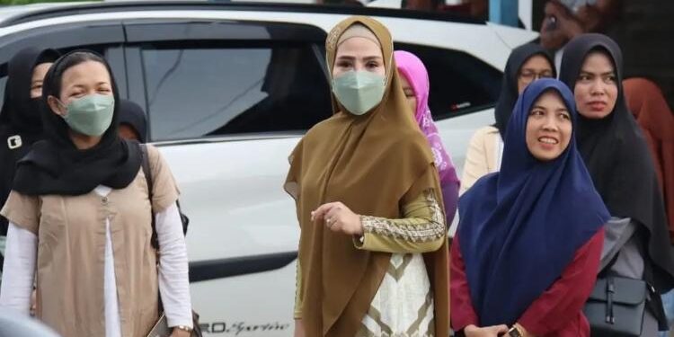 FOTO: PROKOM SERUYAN/MATA KALTENG - Wakil Bupati Seruyan, Iswanti saat berkunjung dan bertemu dengan masyarakat di Kota Kuala Pembuang beberapa waktu lalu.