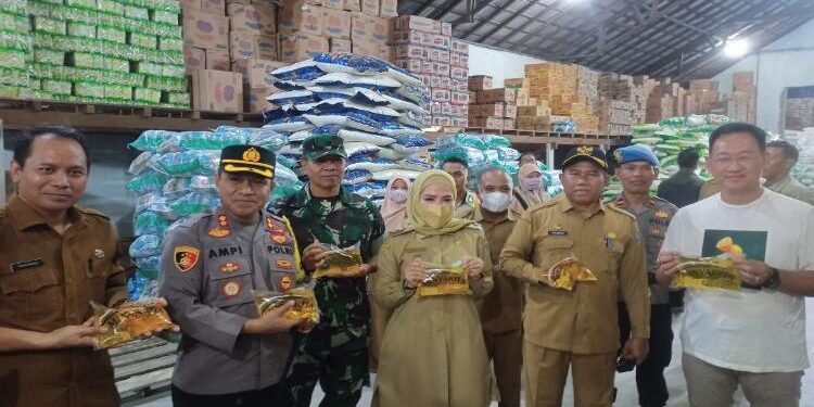 FOTO: ALDI/MATA KALTENG - Wakil Bupati Seruyan, Iswanti beserta sejumlah pihak terkait saat melaksanakan sidah di salah satu toko pedagang di Kuala Pembuang beberapa waktu lalu.