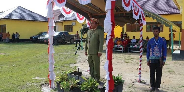 FOTO: PROKOM SERUYA/MATA KALTENG - Asisten Pemerintahan dan Kesejahteraan Rakyat Setda Seruyan, Agus Suharto saat menjadi pembina upacara peringatan Hardiknas tahun 2023 di SMA Negeri 1 Hanau, Selasa 2 Mei 2023.