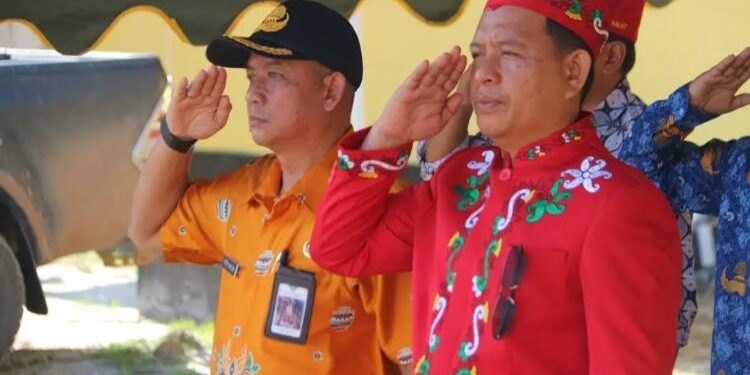 FOTO: PROKOM SERUYAN/MATA KALTENG - Kepala Disdik Kabupaten Seruyan, Rusdi Hidayat (kanan) saat mengikuti upacara peringatan Hardiknas tahun 2023 di SMAN 1 Hanau, kemarin.