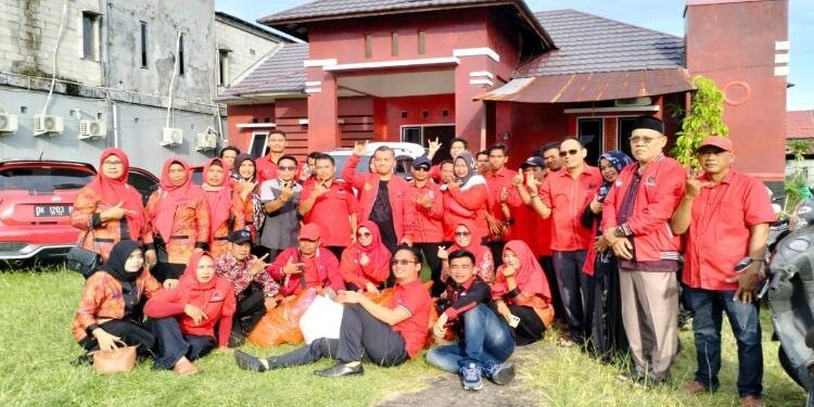 FOTO: IST/MATA KALTENG - Pengurus serta anggota DPC PDI Perjuangan Kabupaten Seruyan saat hendak berangkat pembagian takjil di sejumlah dalam Kota Kuala Pembuang saat bulan Ramadan lalu.