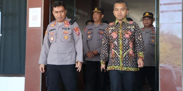 FOTO: IST/MATA KALTENG - Ketua DPRD Seruyan, Zuli Eko Prasetyo (kanan) saat menerima kunjungan dari Kapolres Seruyan, AKBP Ampi Mesias Von Bulow S.I.K. (kiri) di Kantor DPRD setempat, Kamis 4 Mei 2023.