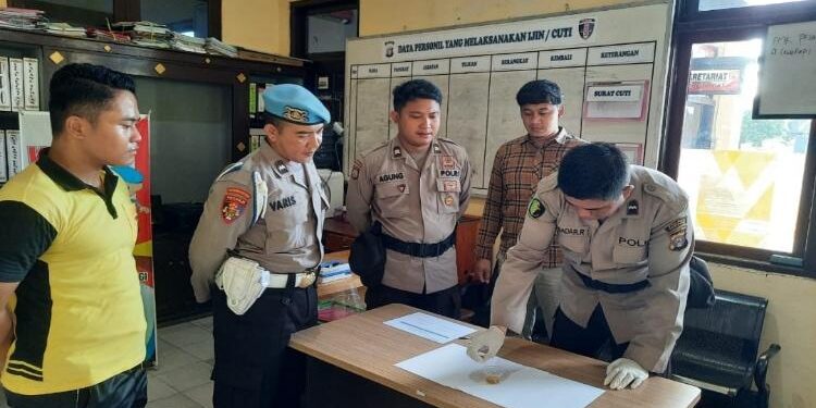 FOTO: IST/MATA KALTENG - Jajaran Polres Seruyan saat sedang melaksanakan tes urine di Mapolres setempat, Jum'at 5 Mei 2023.