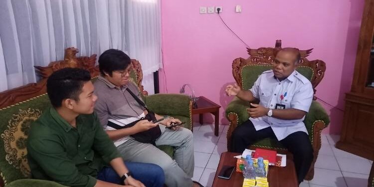 FOTO: ALDI/MATA KALTENG - Kepala DKPP Kabupaten Seruyan, Albidinnor (kanan) saat ditemui oleh sejumlah awak media di ruang kerjanya beberapa waktu lalu.