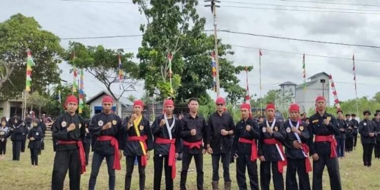 FOTO: IST/MATA KALTENG - Sejumlah anggota Komunitas Antang Batamaet yang juga tetap melestarikan seni bela diri daerah.