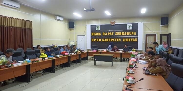 FOTO: ALDI/MATA KALTENG - Suasana saat pelaksanaan raker DPRD bersama TAPD Seruyan membahas terkait administrasi LKPJ di Ruang Rapat Serbaguna DPRD Seruyan, Senin 8 Mei 2023.