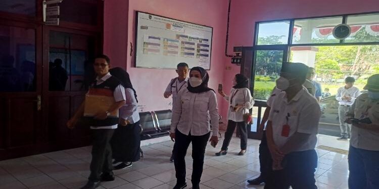 FOTO: ALDI/MATA KALTENG - Wakil Bupati Seruyan, Iswanti (tengah) saat melaksanakan sidak disiplin ASN di salah satu OPD pada saat bulan Ramadan lalu.