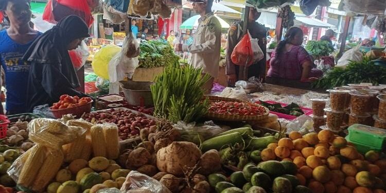 FOTO: ALDI/MATA KALTENG - Sejumlah pedagang sayur mayur di Pasar Saik Kuala Pembuang.