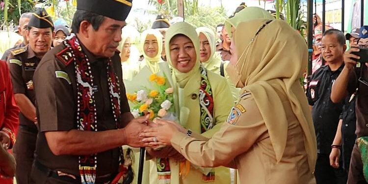 FOTO: PROKOM SERUYAN/MATA KALTENG - Wakil Bupati Seruyan, Iswanti (kanan) saat menyambut kedatangan Kajati Kalteng, Pathor Rahman (kiri) di Kantor Kejari Seruyan, Selasa 9 Mei 2023.