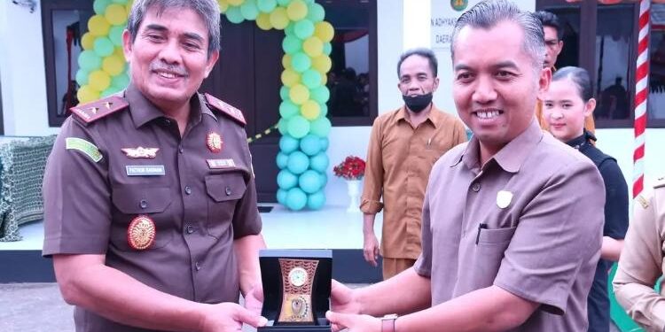 FOTO: PROKOM SERUYAN/MATA KALTENG - Ketua DPRD Seruyan, Zuli Eko Prasetyo (kanan) saat turut serta menyambut kedatangan Kajati Kalteng, Pathor Rahman (kiri) di Kantor Kejari Seruyan, Senin 8 Mei 2023.
