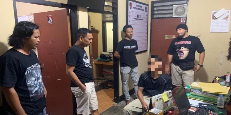 FOTO: IST/MATA KALTENG - Pihak kepolisian saat sedang melakukan interogasi kepada pelaku pencurian AS (32) yang berhasil diamankan di Kabupaten Kobar.