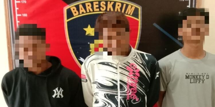FOTO: IST/MATA KALTENG - Tiga pelaku yang telah melakukan tindak pidana pencabulan terhadap anak di bawah umur dan diamankan di Mapolres Seruyan, Selasa 8 Mei 2023.