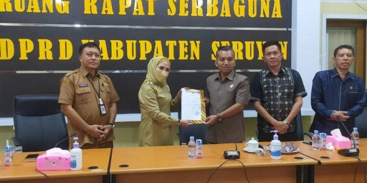 FOTO: IST/MATA KALTENG - Wakil Bupati Seruyan, Iswanti (dua dari kiri) saat menyerahkan resume medis Bupati Seruyan kepada Ketua DPRD Seruyan, Zuli Eko Prasetyo (tengah) di ruang rapat Serbaguna DPRD setempat, Selasa 9 Mei 2023.