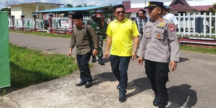 FOTO: IST/MATA KALTENG - Wakil Ketua I DPRD Seruyan, Bambang Yantoko (tengah) saat hendak menghadiri Baksos Khitanan Massal di UPTD Puskesmas Danau Sembuluh beberapa waktu lalu.