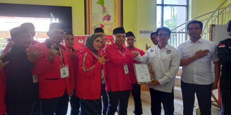 FOTO: ALDI/MATA KALTENG - Ketua DPC PDI Perjuangan Kabupaten Seruyan, Zuli Eko Prasetyo (empat dari kiri) saat resmi mendaftarkan bacaleg dari PDI Perjuangan Seruyan ke KPU setempat, Kamis 11 Mei 2023.