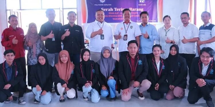 FOTO: PROKOM SERUYAN/MATA KALTENG - Sekda Seruyan, Djainu'ddin Noor bersama sejumlah pihak terkait dan mahasiswa dalam agenda penyerahan secara simbolis bantuan pendidikan dari salah satu perbankan untum Politeknik Seruyan, kemarin.