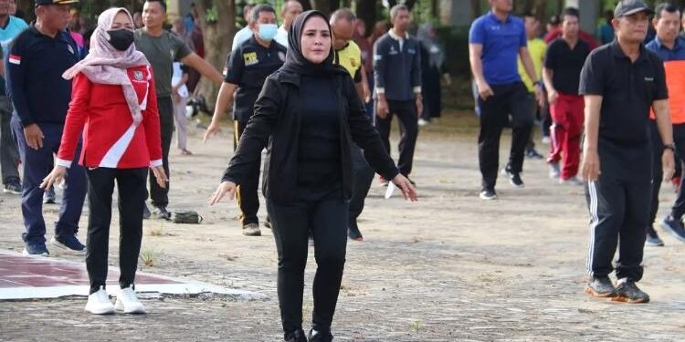 FOTO: PROKOM SERUYAN/MATA KALTENG - Wakil Bupati Seruyan, Iswanti saat mengikuti agenda senam bersama di halaman Kantor Bupati Seruyan, Jum'at 12 Mei 2023.