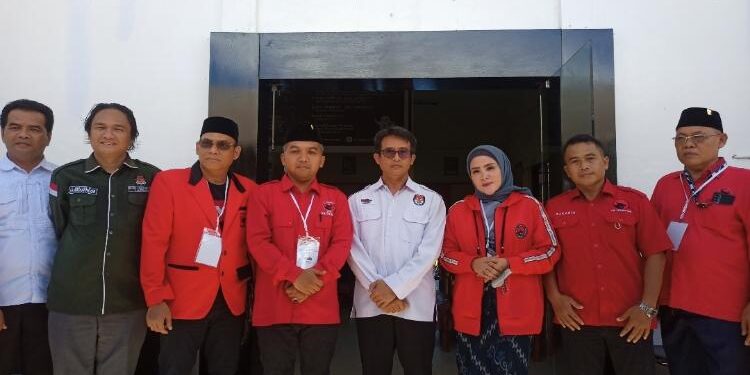 FOTO: ALDI/MATA KALTENG - Ketua DPC PDI Perjuangan Kabupaten Seruyan, Zuli Eko Prasetyo (lima dari kanan) serta pengurus partai lainnya setelah mendaftarkan caleg-calegnya di KPU Seruyan pada Kamis 11 Mei 2023 lalu.