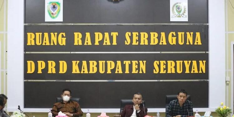FOTO: IST/MATA KALTENG - Ketua DPRD Seruyan, Zuli Eko Prasetyo (tengah) saat mengikuti rapat di Kantor DPRD setempat beberapa waktu lalu.