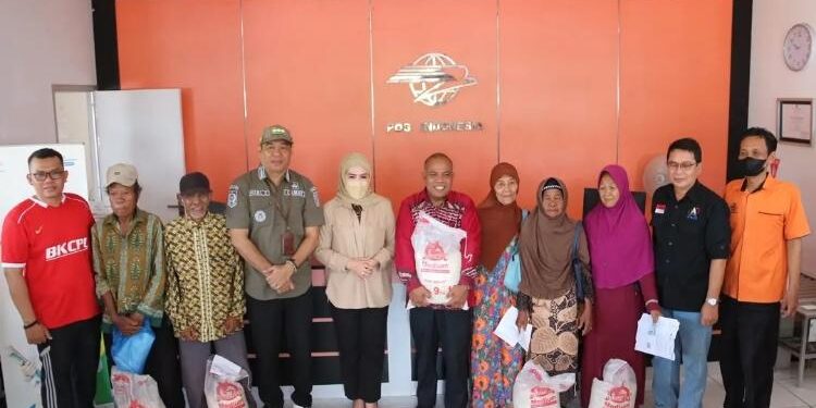 FOTO: PROKOM SERUYAN/MATA KALTENG - Kepala DKPP Seruyan, Albidinnor (tengah) saat mendampingi Wakil Bupati Seruyan, Iswanti dalam penyaluran bantuan beras di Kuala Pembuang beberapa waktu lalu.