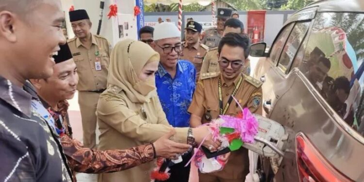 FOTO: IST/MATA KALTENG - Wakil Bupati Seruyan, Iswanti saat mencoba pengoperasionalan Pertashop yang baru diresmikan di Desa Terawan baru-baru ini.