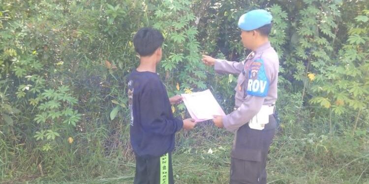FOTO: IST/MATA KALTENG - Jajaran personel Polres Seruyan saat sedang melaksanakan sosialisasi dalam rangka pencegahan karhutla di Kabupaten Seruyan.