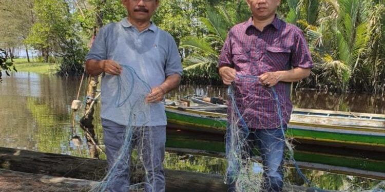 FOTO: DOK. PRIBADI/MATA KALTENG - Ketua Komisi A DPRD Seruyan, Bejo Riyanto (kanan) saat melihat kondisi jaring tangkap ikan milik nelayan yang ada di Kecamatan Seruyan Hilir.
