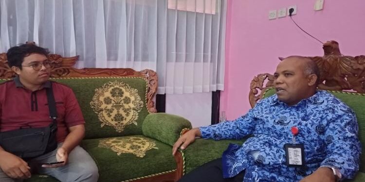 FOTO: ALDI/MATA KALTENG - Kepala DKPP Kabupaten Seruyan, Albidinnor (kanan) saat ditemui awak media di ruang kerjanya, kemarin.