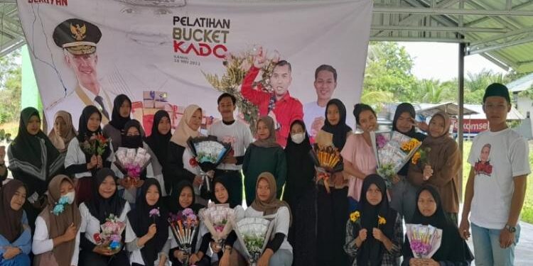 FOTO: IST/MATA KALTENG - Pelaksanaan pelatihan keterampilan kerajinan tangan yang dilaksanakan oleh relawan OMG di Halam Kantor Desa Pematang Panjang, Kecamatan Seruyan Hilir Timur, Kamis 18 Mei 2023.