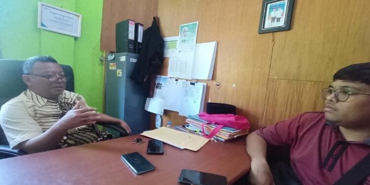 FOTO: ALDI/MATA KALTENG - Kasi Penyelenggara Haji dan Umrah Kantor Kemenag Kabupaten Seruyan, Khaerul Abidin (kiri) saat diwawancarai oleh awak media di ruang kerjanya, kemarin.