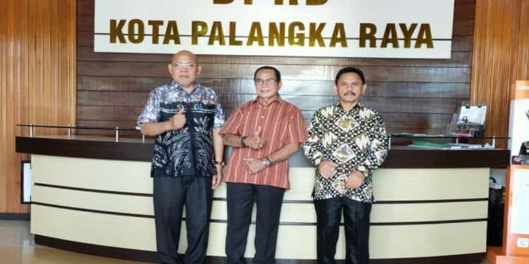 FOTO: IST/MATA KALTENG - Anggota DPRD Seruyan, Argiansyah (kiri) saat melakukan kunjungan kerja ke DPRD Kota Palangka Raya beberapa waktu lalu.