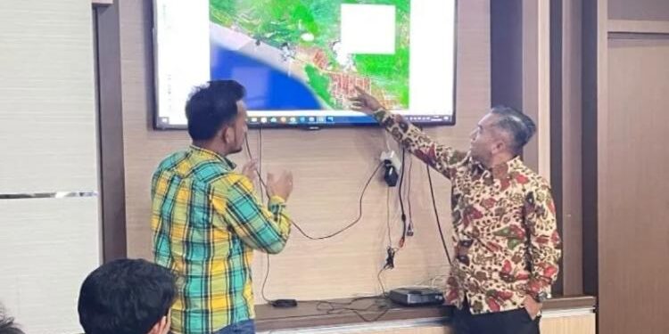 FOTO: IST/MATA KALTENG - Ketua DPRD Seruyan, Zuli Eko Prasetyo (kanan) saat melakukan kunjungan ke UP3 PLN Palangka Raya untuk memperjuangkan aspirasi masyarakat terkait jaringan listrik PLN beberapa waktu lalu.