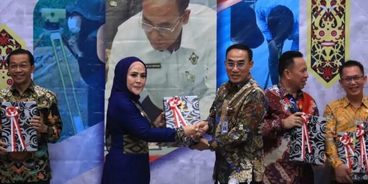 FOTO: PROKOM SERUYAN/MATA KALTENG - Wakil Bupati Seruyan, Iswanti (kiri) saat menerima LHP atas LKPD Seruyan tahun anggaran 2022 yang kembali meraih WTP empat kali berturut-turut dari BPK RI Perwakilan Kalteng di Kantor BPK setempat, Jum'at 19 Mei 2023.