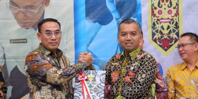 FOTO: IST/MATA KALTENG - Ketua DPRD Seruyan, Zuli Eko Prasetyo (kanan) saat menerima LHP atas LKPD Seruyan tahun anggaran 2022 yang kembali meraih WTP empat kali berturut-turut dari BPK RI Perwakilan Kalteng di Kantor BPK setempat, Jum'at 19 Mei 2023.