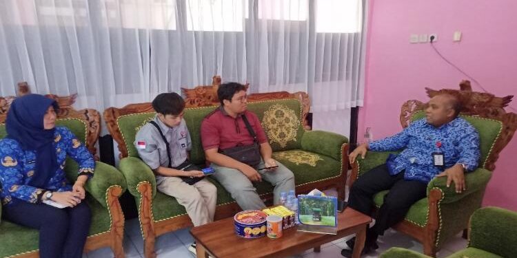 FOTO: ALDI/MATA KALTENG - Kepala DKPP Kabupaten Seruyan, Albidinnor (kanan) saat diwawancarai oleh sejumlah awak media di ruang kerjanya beberapa waktu lalu.