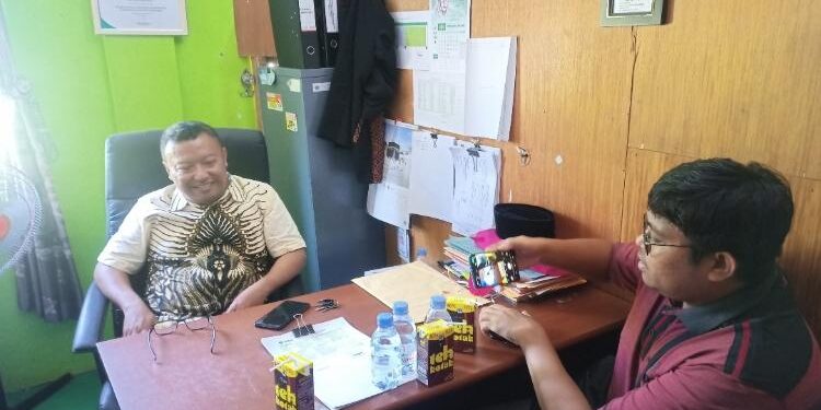FOTO: ALDI/MATA KALTENG - Kasi Penyelenggara Haji dan Umrah Kantor Kemenag Kabupaten Seruyan, Khaerul Abidin (kiri) saat diwawancarai oleh sejumlah awak media di ruang kerjanya beberapa waktu lalu.