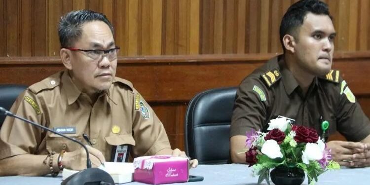 FOTO: PROKOM SERUYAN/MATA KALTENG - Asisten Perekonomian dan Pembangunan Setda Seruyan, Adhian Noor (kiri) saat mengikuti rakor pengendalian inflasi di daerah bersama Kemendagri melalui konferensi video dari Aula Kantor Bupati Seruyan, Senin 22 Mei 2023.
