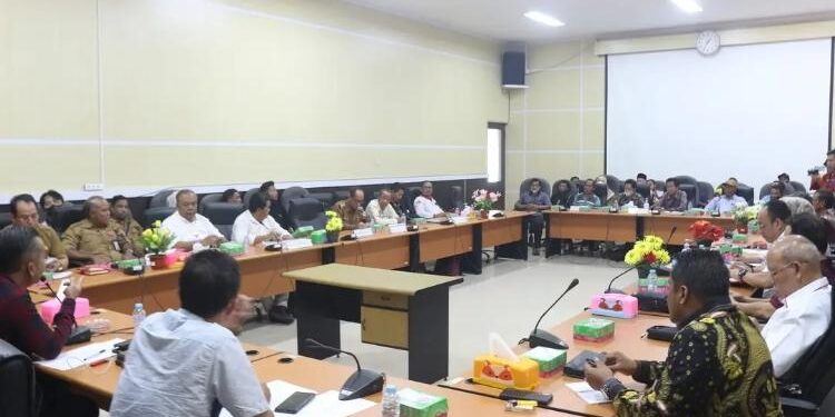 FOTO: IST/MATA KALTENG - Suasana saat RDP terkait permasalahan di Kosudra bersama sejumlah pihak terkait dan dipimpin langsung oleh Ketua DPRD Seruyan, Zuli Eko Prasetyo di ruang rapat Serbaguna DPRD Seruyan, Senin 22 Mei 2023.