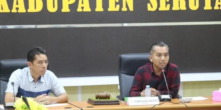 FOTO: IST/MATA KALTENG - Ketua DPRD Seruyan, Zuli Eko Prasetyo (kanan) saat memimpin RDP permasalahan Kosudra di ruang rapat Serbaguna DPRD setempat, Senin 22 Mei 2023.
